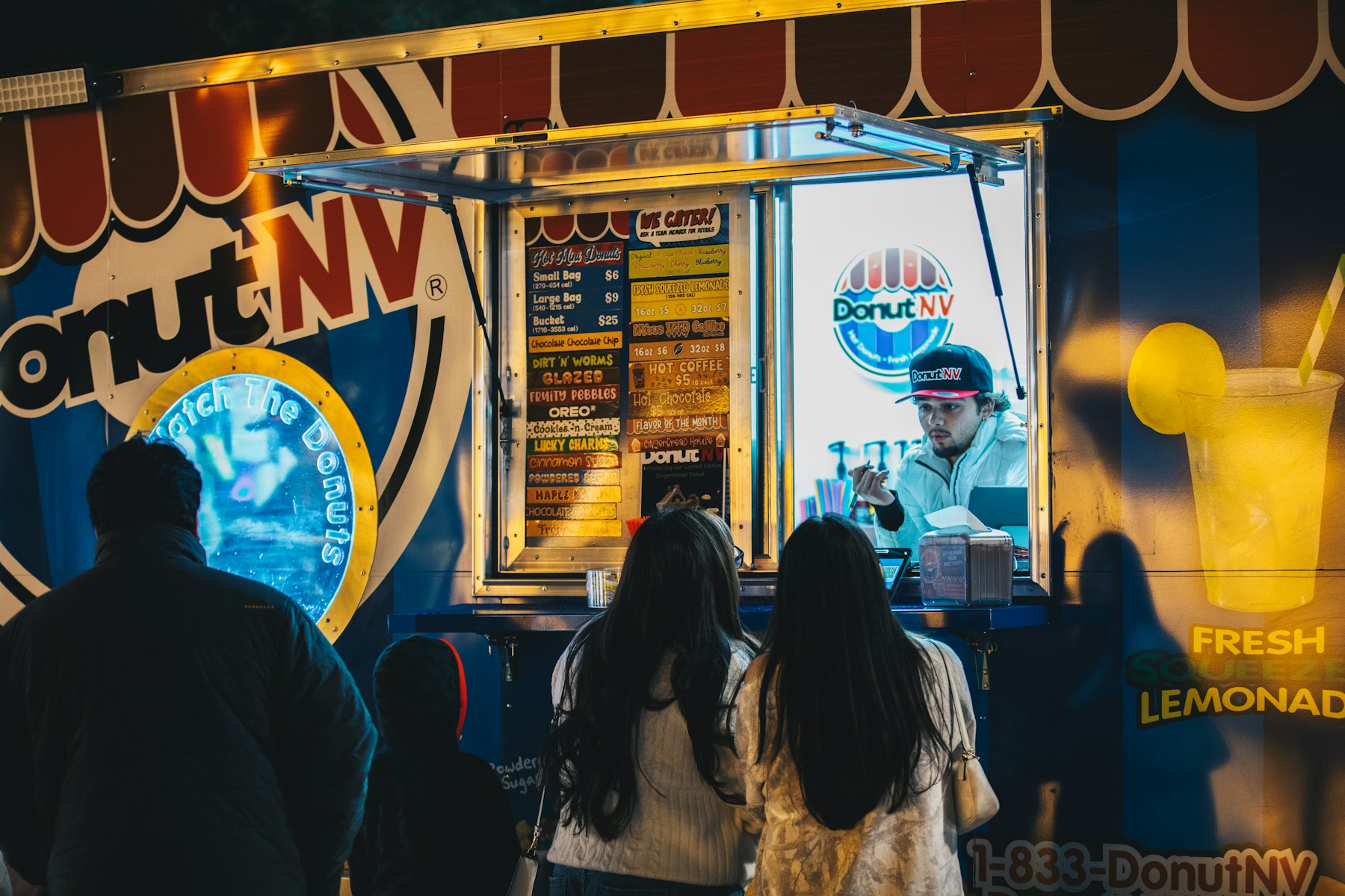 Ludzie stojący przy foodtrucku