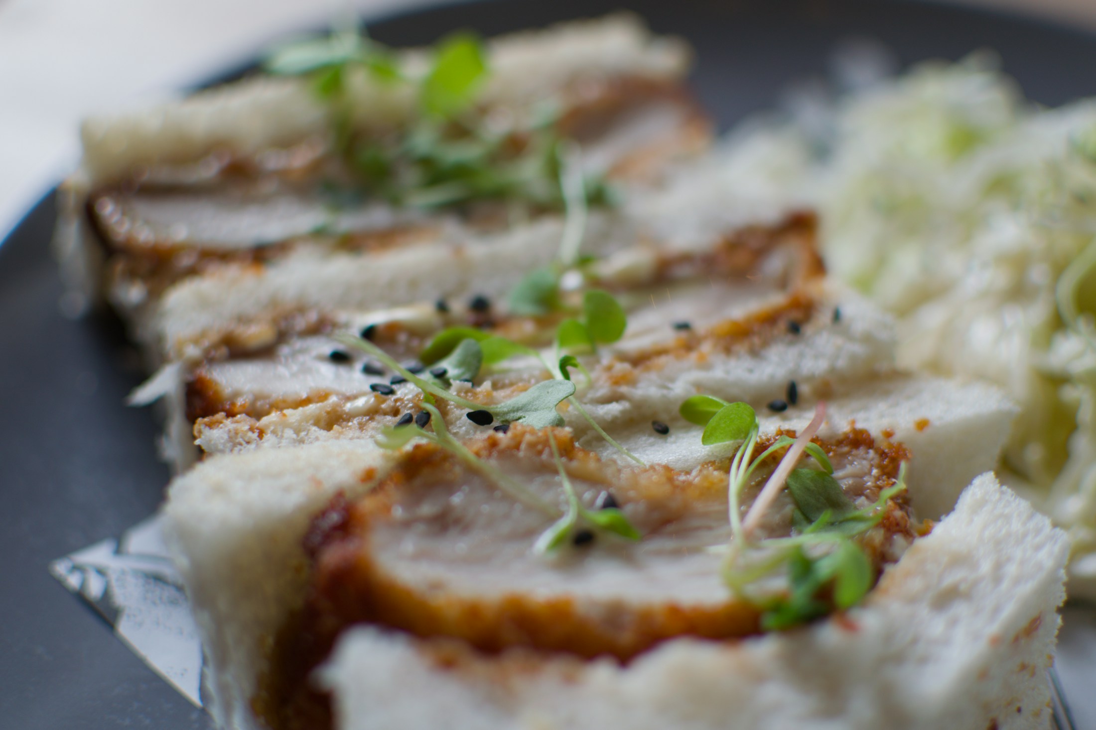 Japoński tost katsu sando przekrojony na pół