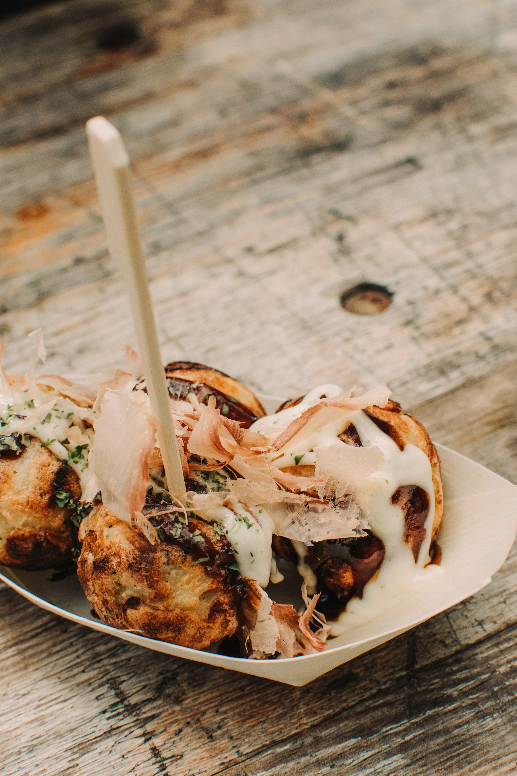 Japoński street food na drewnie