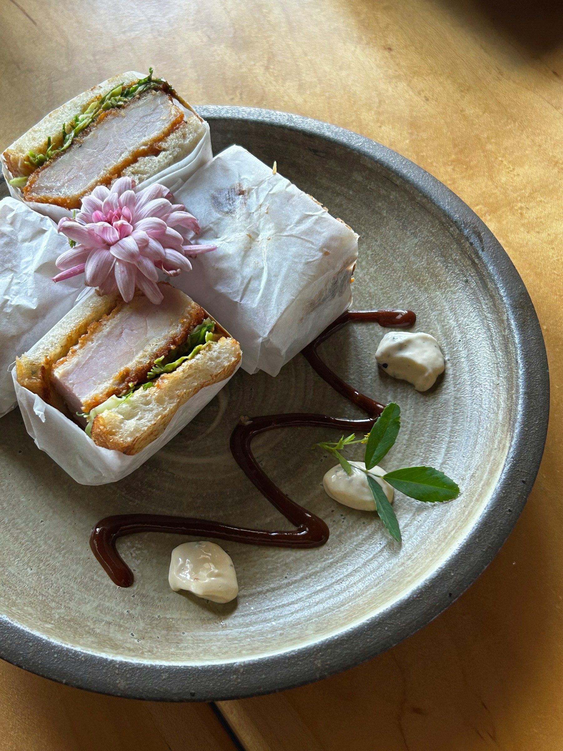 Przekrojony tost katsu sando